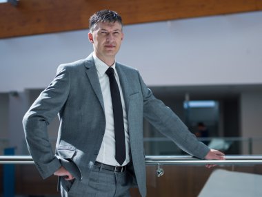 Orta yaşlı iş adamı modern ofisindeki portresi