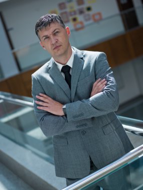 Orta yaşlı iş adamı modern ofisindeki portresi