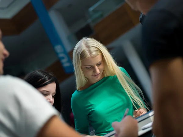 Grupp av studenter som studerar — Stockfoto