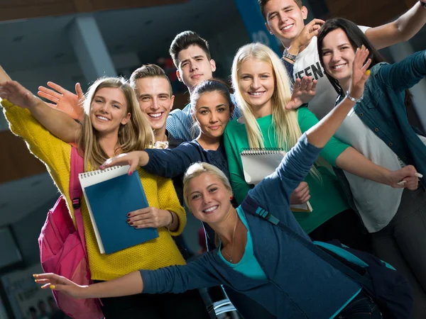 Groep gelukkige studenten — Stockfoto