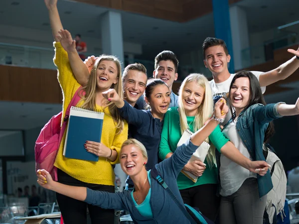 Groep gelukkige studenten — Stockfoto