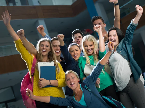 Grupo de estudantes felizes — Fotografia de Stock