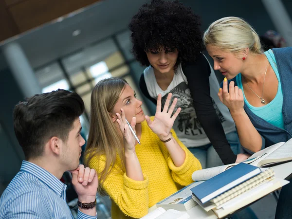 Groep van studenten die studeren — Stockfoto