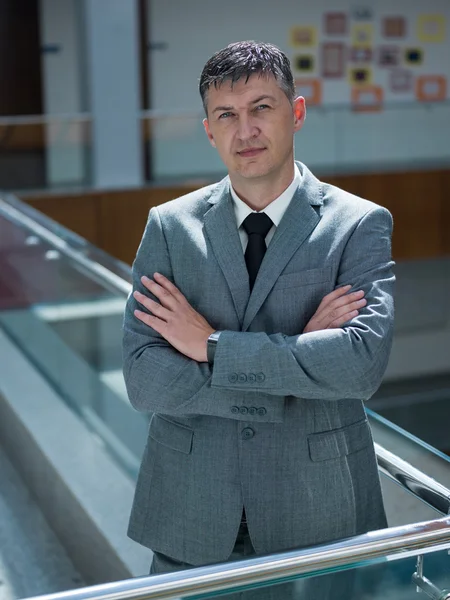 Porträt eines Geschäftsmannes mittleren Alters im modernen Büro — Stockfoto