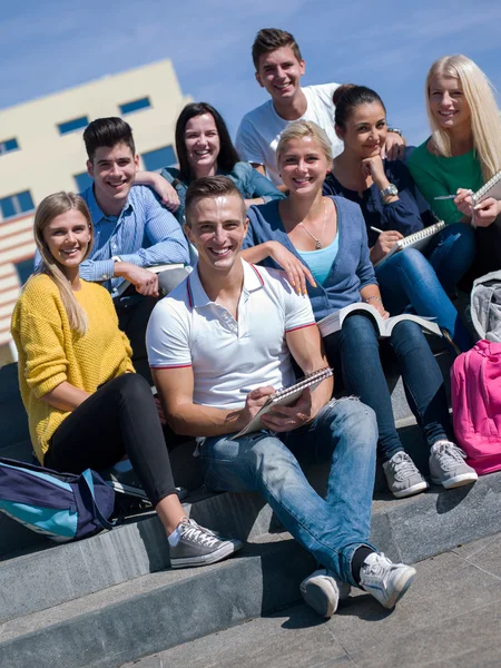 Estudantes fora sentado em passos — Fotografia de Stock