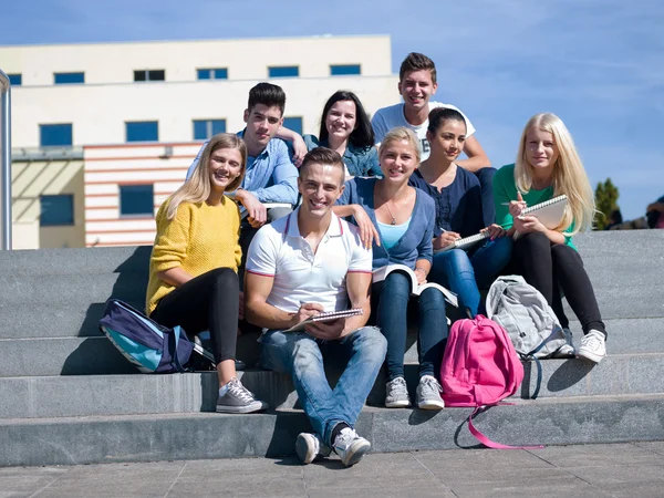 Studenci poza siedzący na schodach — Zdjęcie stockowe