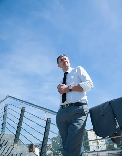 Hombre de negocios en la oficina moderna al aire libre —  Fotos de Stock