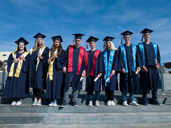Jóvenes graduados, grupo de estudiantes — Foto de Stock