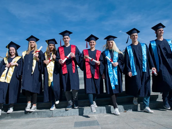Junge Absolventen, Gruppe von Studenten — Stockfoto