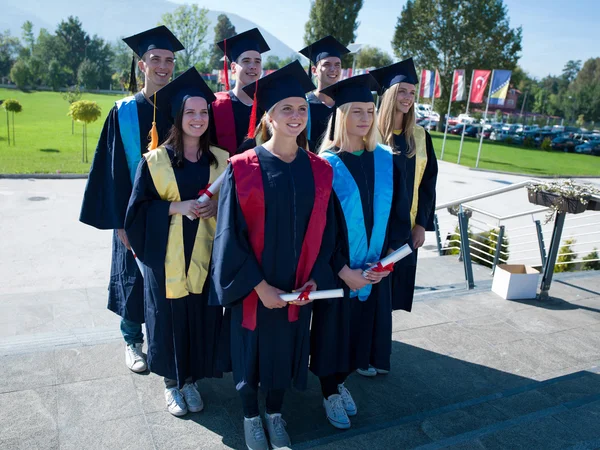 Junge Absolventen, Gruppe von Studenten — Stockfoto