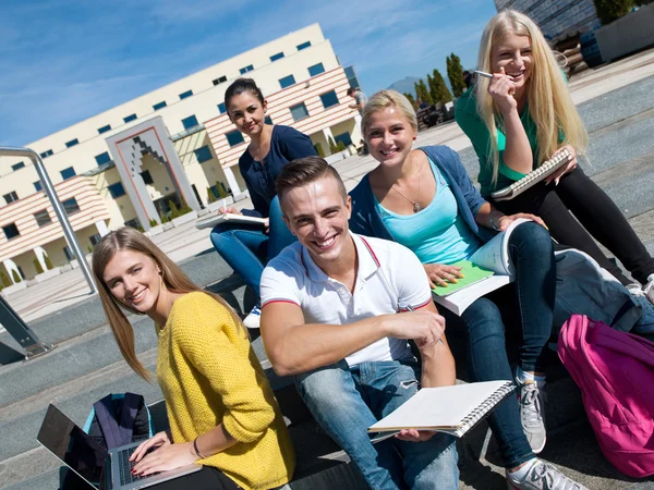 Studenti mimo, sedí na schodech — Stock fotografie