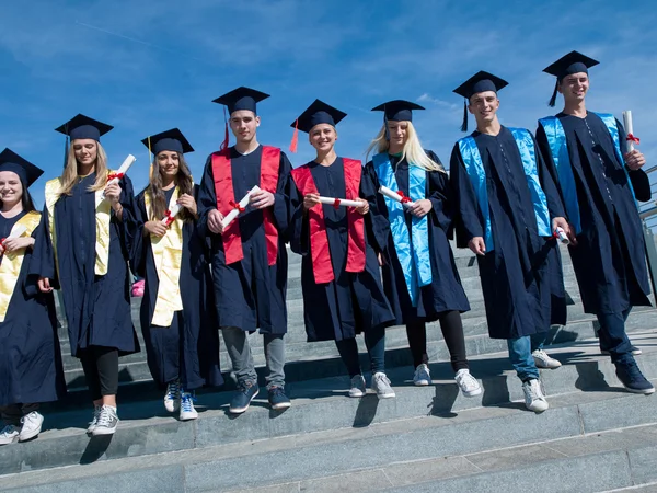 Jeunes diplômés, groupe d'étudiants — Photo