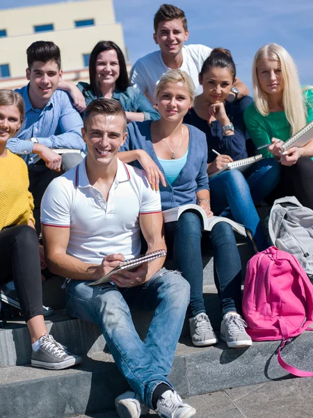 Studenter utanför sitter på stegen — Stockfoto