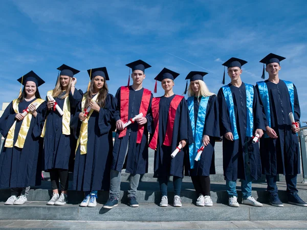 Junge Absolventen, Gruppe von Studenten — Stockfoto