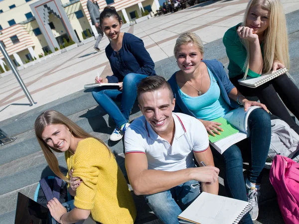 Studenti fuori seduti su gradini — Foto Stock