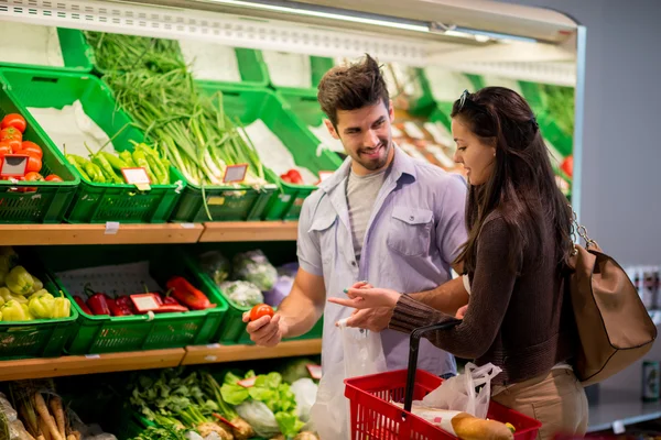 Casal de compras em um supermercado — Fotografia de Stock