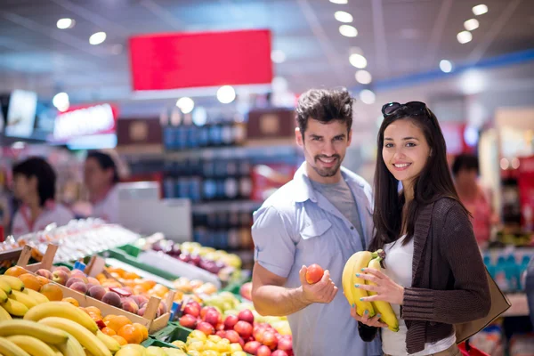 Paar winkelen in een supermarkt — Stockfoto