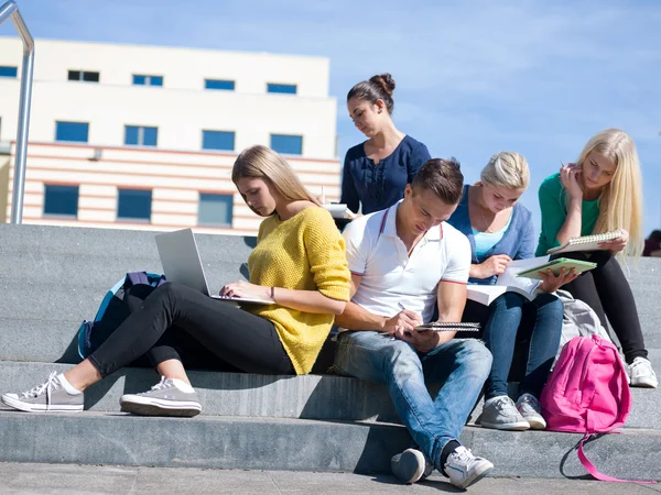 Estudantes fora sentado em passos — Fotografia de Stock
