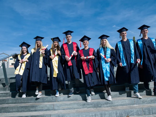Jovens graduados, estudantes — Fotografia de Stock