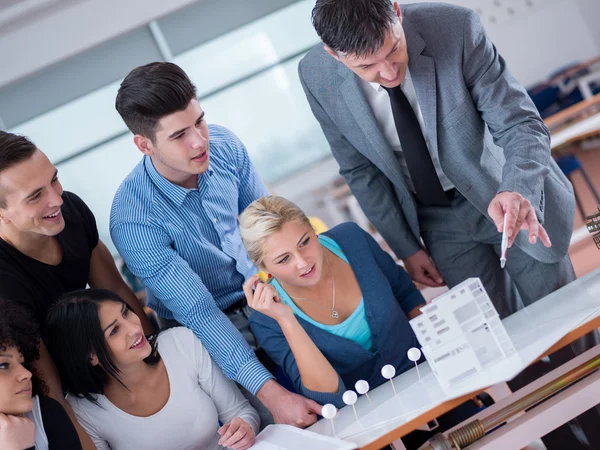 Students with teacher in computer lab classroom — Stock Photo, Image