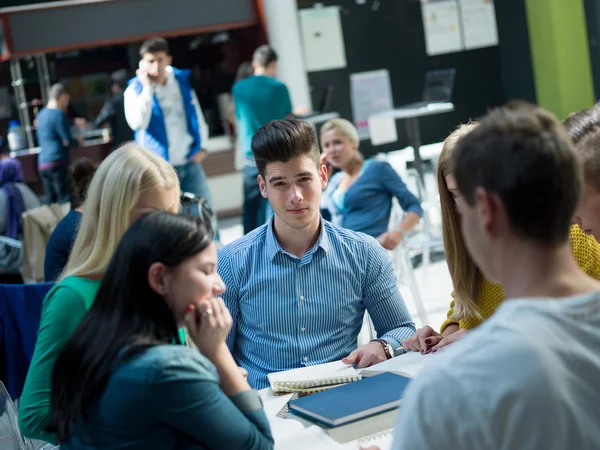 Grupo de estudiantes que estudian — Foto de Stock