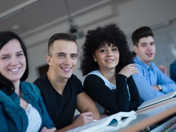 Grupp av studenter som studerar — Stockfoto