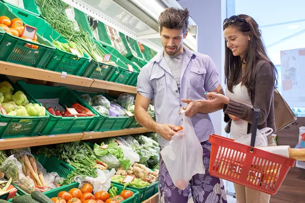 Paar winkelen in een supermarkt — Stockfoto