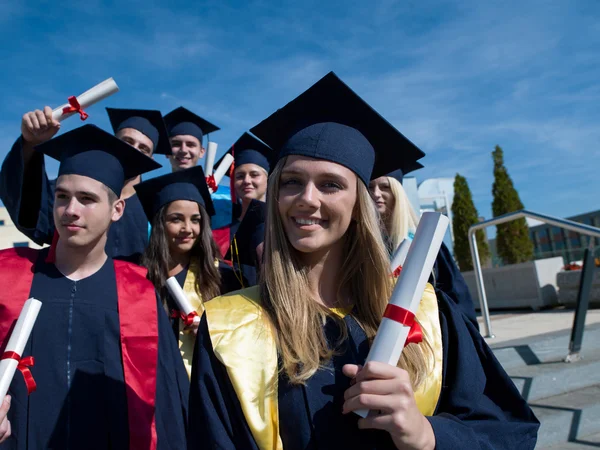 Jovens graduados, estudantes — Fotografia de Stock