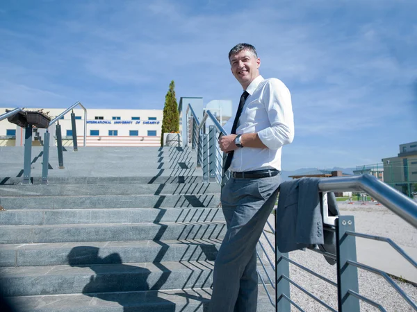 Homme d'affaires à l'espace de bureau moderne — Photo