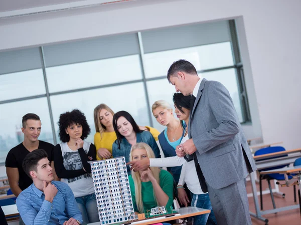 Groep studenten met de leraar in de klas — Stockfoto