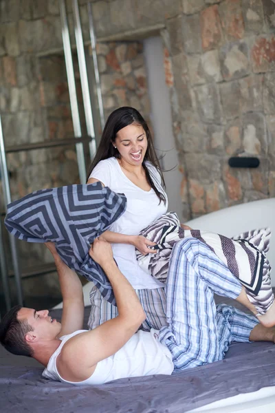 Casal relaxar e se divertir na cama — Fotografia de Stock