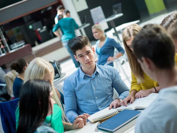 Grupp av studenter som studerar — Stockfoto