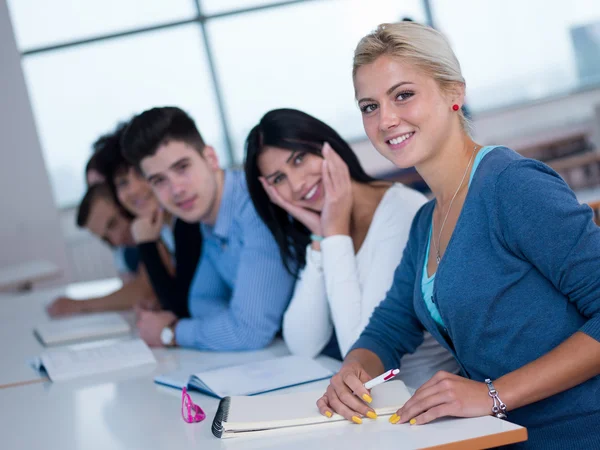 Grupp av studenter som studerar — Stockfoto