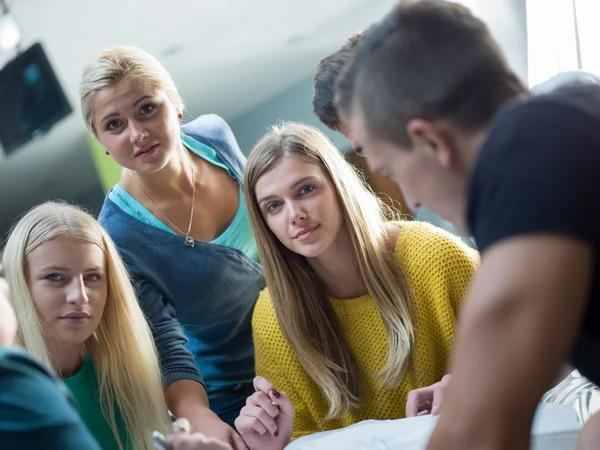 Grupp av studenter som studerar — Stockfoto