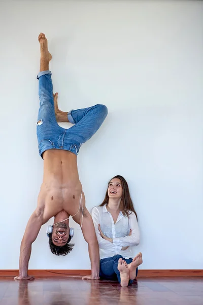 Casal romântico se divertir e relaxar em casa — Fotografia de Stock