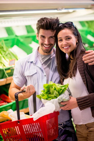 Couple shopping in a supermarket — Stock Photo, Image