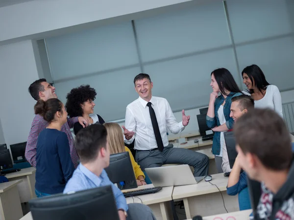 Grupo de alunos com professor em sala de aula — Fotografia de Stock