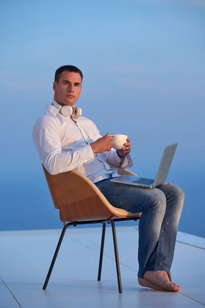 Entspannter junger Mann zu Hause auf Balkon — Stockfoto