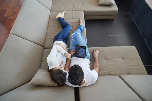 タブレット コンピューターを使用してモダンな自宅でカップル — ストック写真