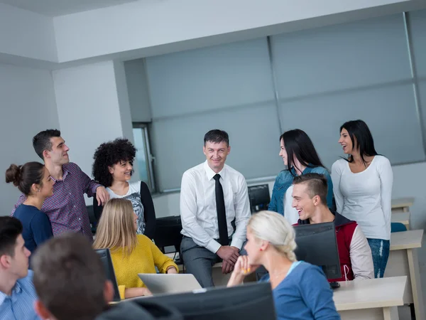 Étudiants avec professeur en classe — Photo