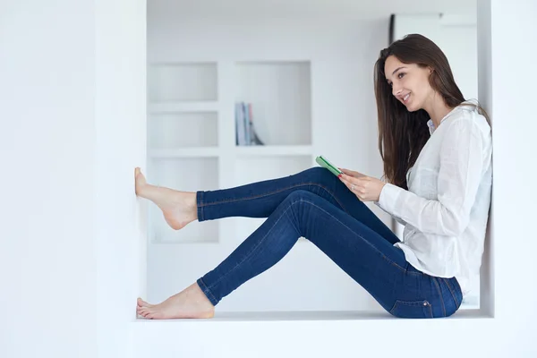 Femme à la maison en utilisant une tablette — Photo