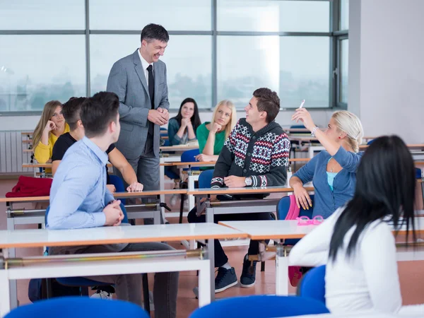 Groupe d'étudiants avec professeur en classe — Photo