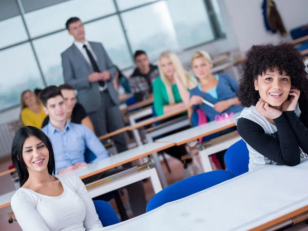 Groep studenten met de leraar in de klas — Stockfoto