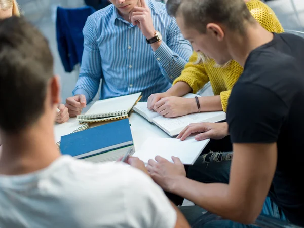 Groep van studenten die studeren — Stockfoto