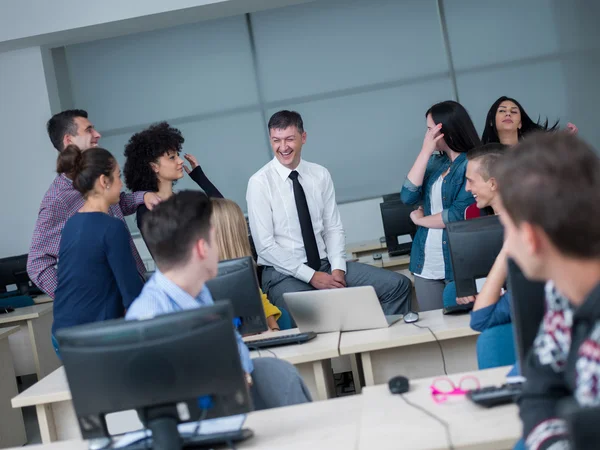 Groupe d'étudiants avec professeur en classe — Photo