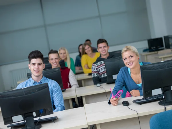 Grupo de alunos em sala de aula de laboratório de informática — Fotografia de Stock