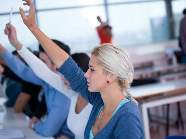 Groep studenten verhogen handen omhoog — Stockfoto