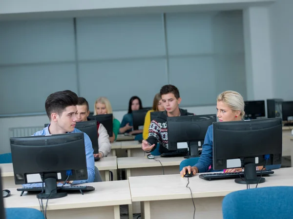 Grupo de estudiantes en el aula de laboratorio de computación —  Fotos de Stock