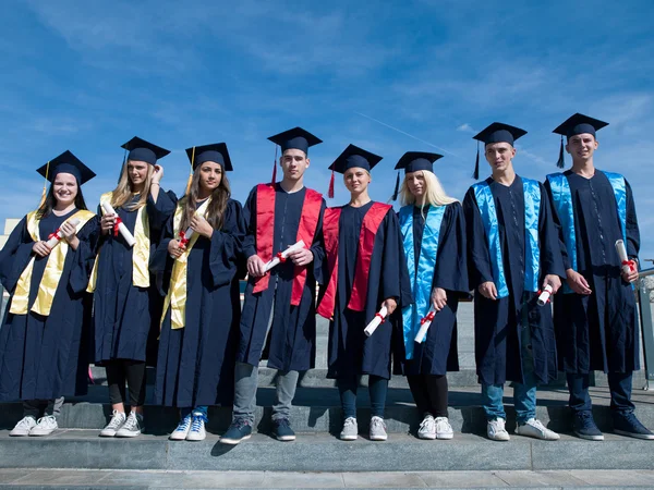 Groep van jonge afgestudeerden, studenten — Stockfoto