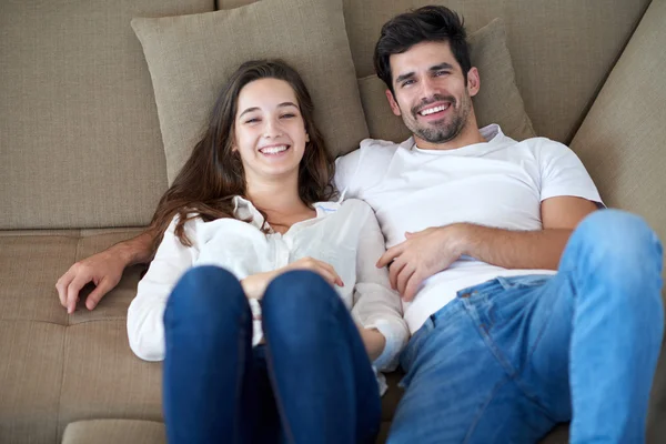 Casal romântico relaxante em casa — Fotografia de Stock